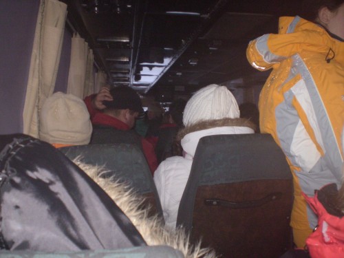 Tömegnyomor hazafelé a SkiBuszon.... Maris kanári sárgában....